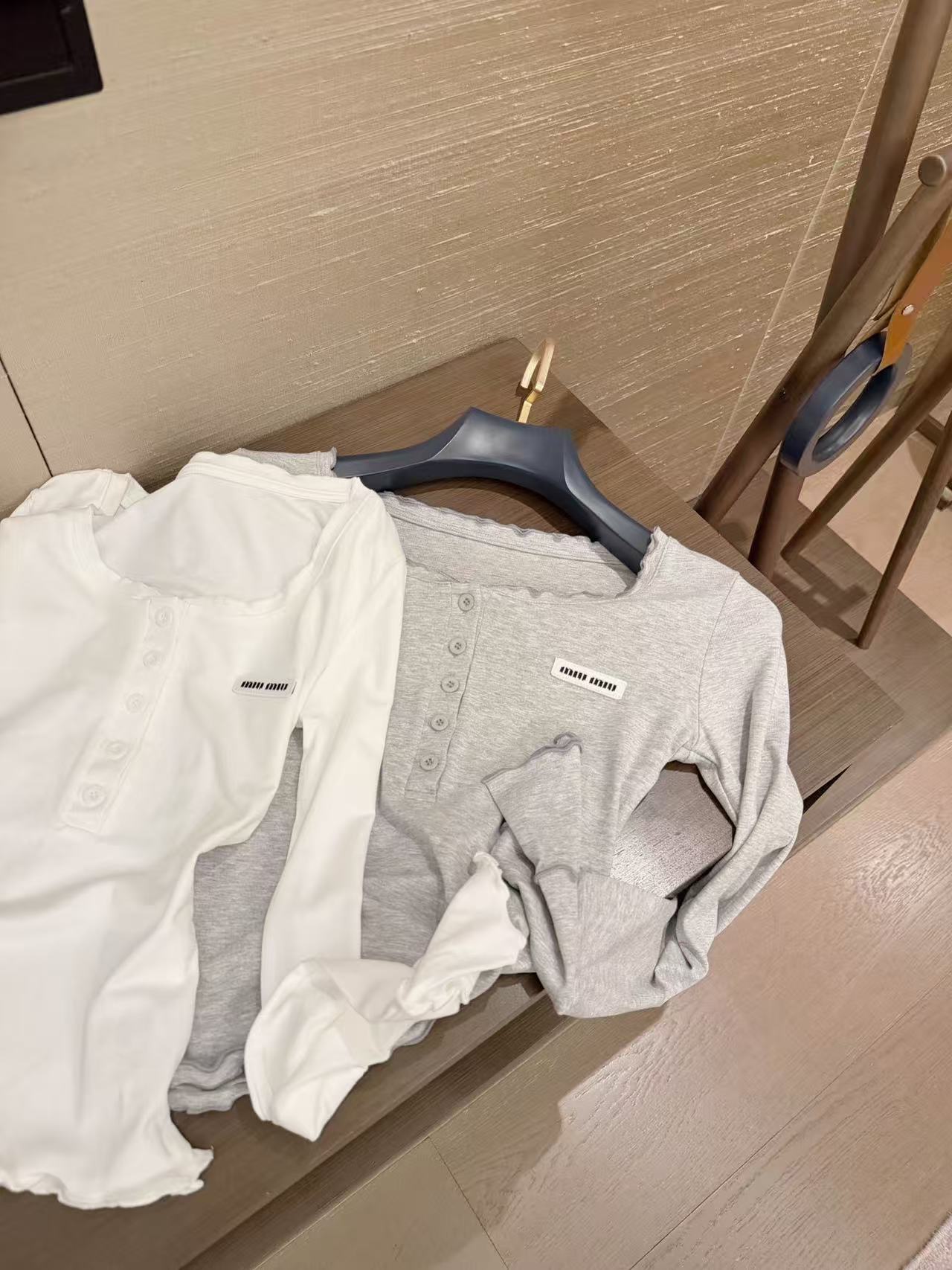 M1UM1U レターボタンTシャツ【50％割引+送料無料】