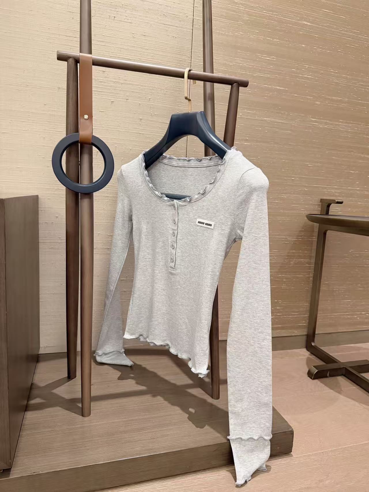 M1UM1U レターボタンTシャツ【50％割引+送料無料】