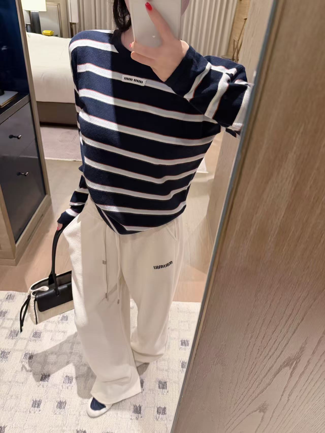 M1UM1U ストライプレター長袖Tシャツ【50％割引+送料無料】
