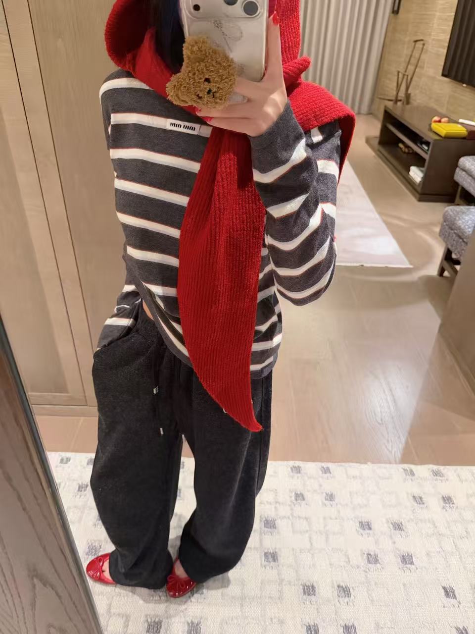 M1UM1U ストライプレター長袖Tシャツ【50％割引+送料無料】