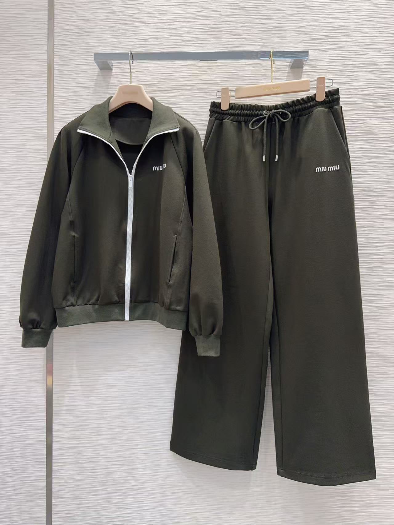 M1UM1U ジッパージャケット＋パンツ ツーピースセット【50％割引+送料無料】