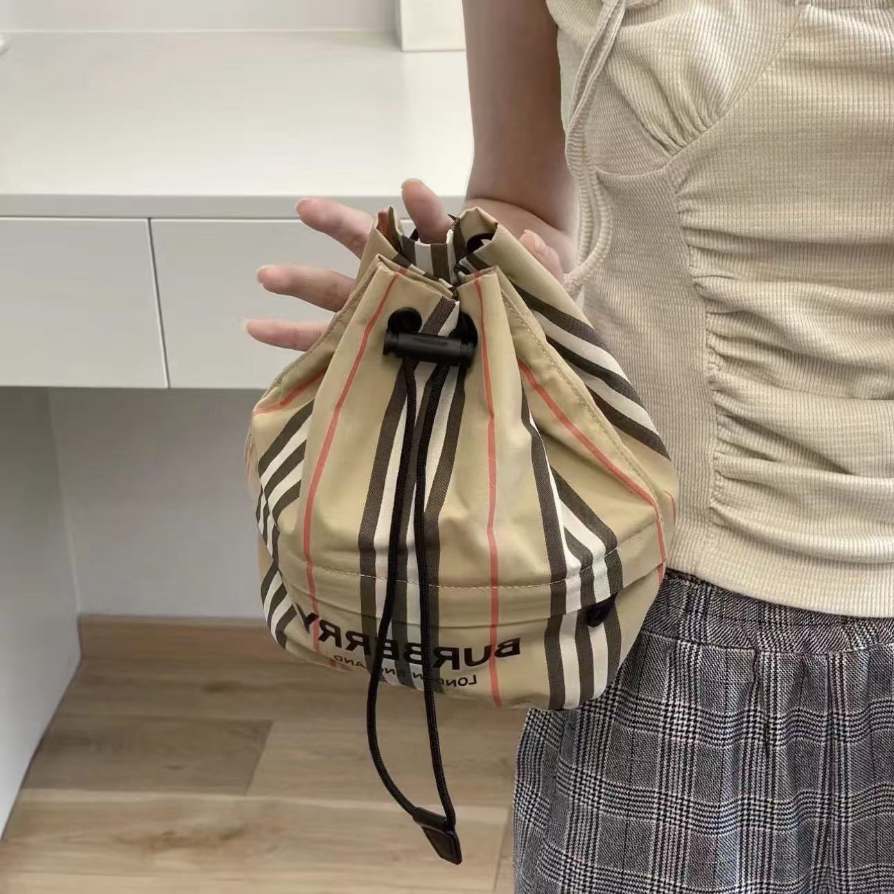 BURBERRY チェック柄バケットバッグ【50％割引+送料無料】