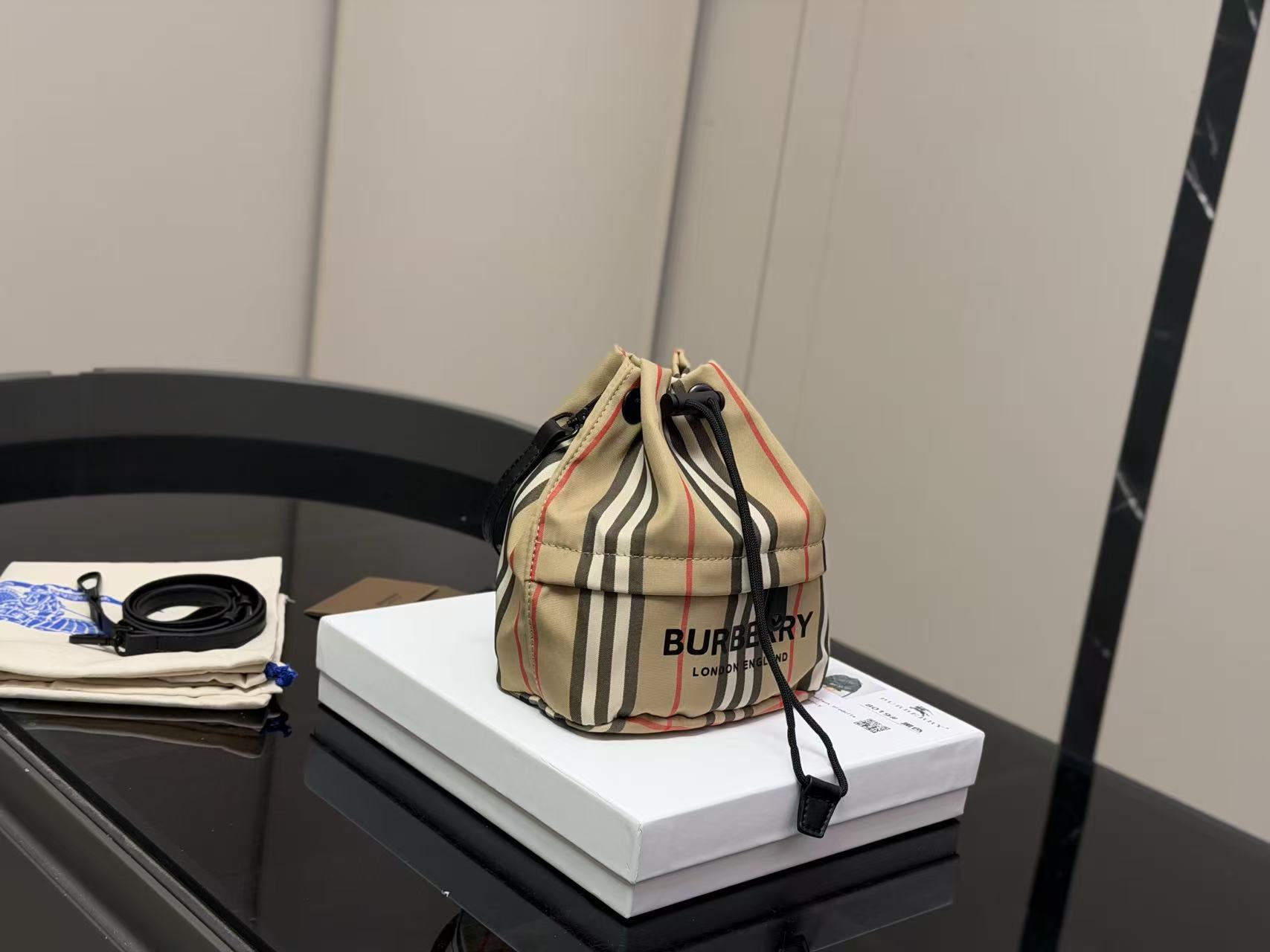 BURBERRY チェック柄バケットバッグ【50％割引+送料無料】