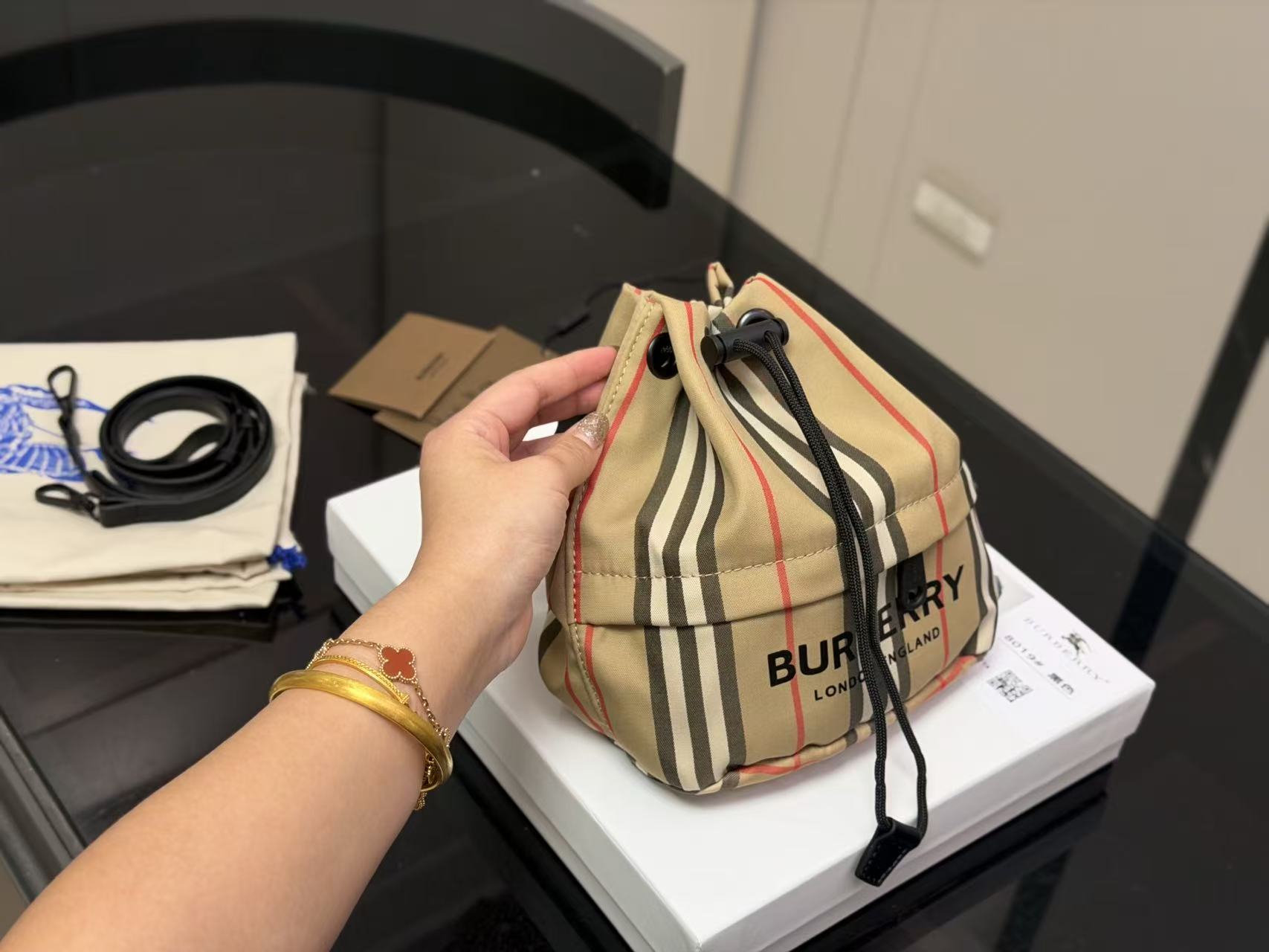 BURBERRY チェック柄バケットバッグ【50％割引+送料無料】