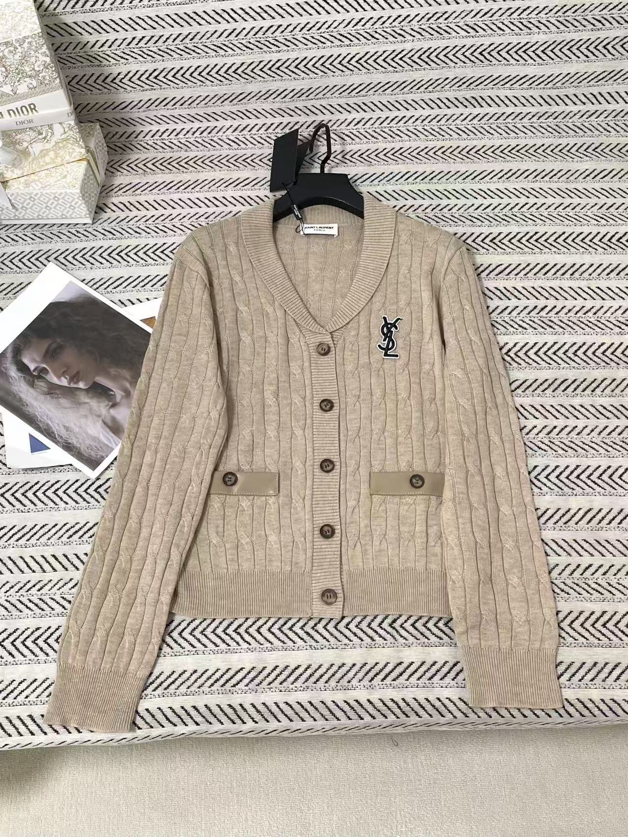 YSL シンプルロゴボタン ウールカーディガン【50％割引+送料無料】
