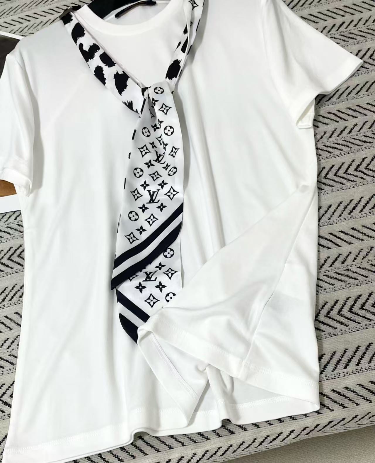 LVのストール＋Tシャツ【50％割引+送料無料】