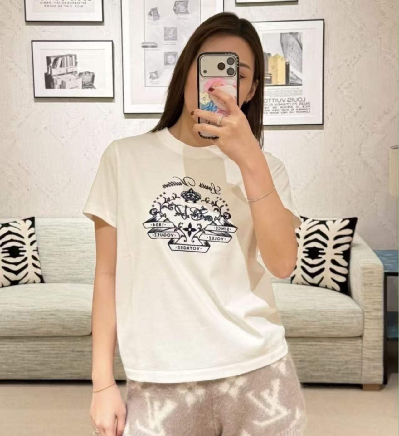 LV フロッキー加工グラフィティロゴTシャツ【50％割引+送料無料】