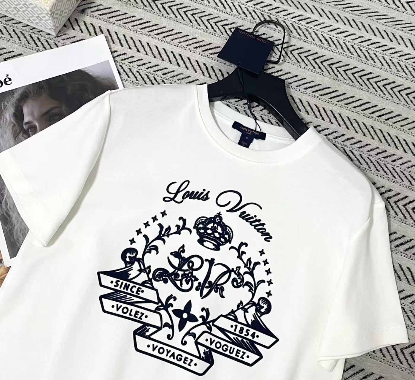 LV フロッキー加工グラフィティロゴTシャツ【50％割引+送料無料】
