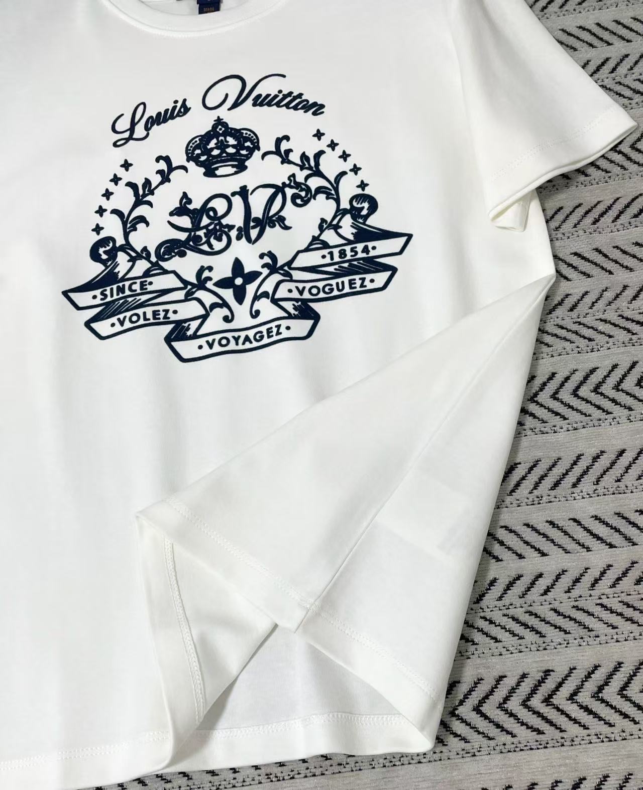 LV フロッキー加工グラフィティロゴTシャツ【50％割引+送料無料】