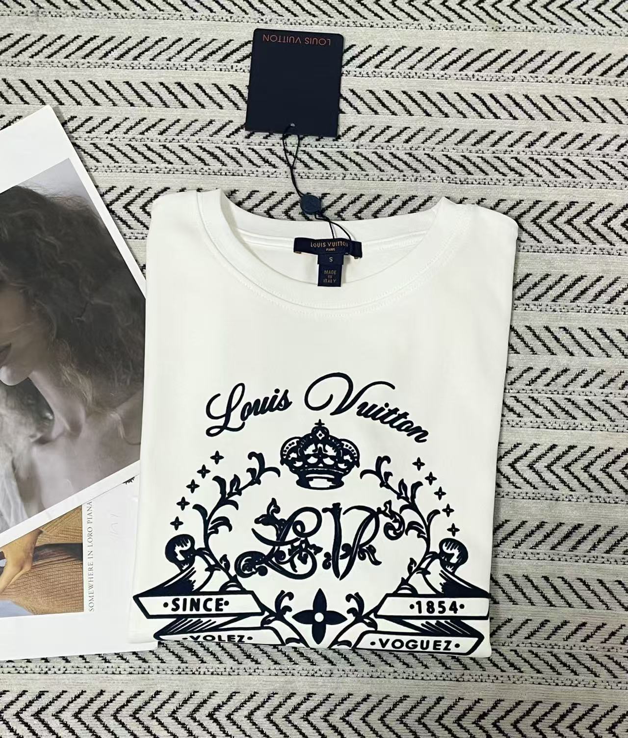 LV フロッキー加工グラフィティロゴTシャツ【50％割引+送料無料】