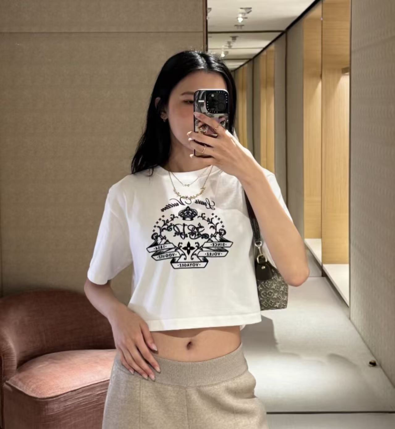 LVフロッキープリント・ロゴ入りショート丈Tシャツ【50％割引+送料無料】