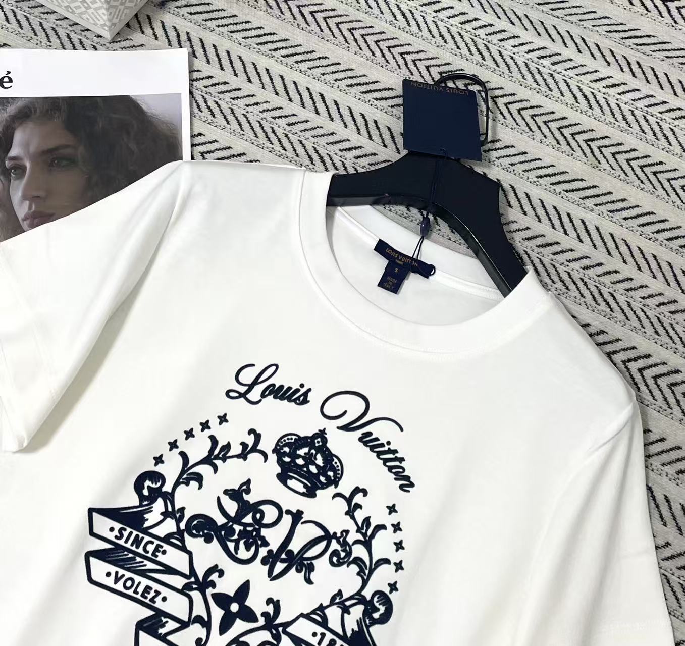 LVフロッキープリント・ロゴ入りショート丈Tシャツ【50％割引+送料無料】