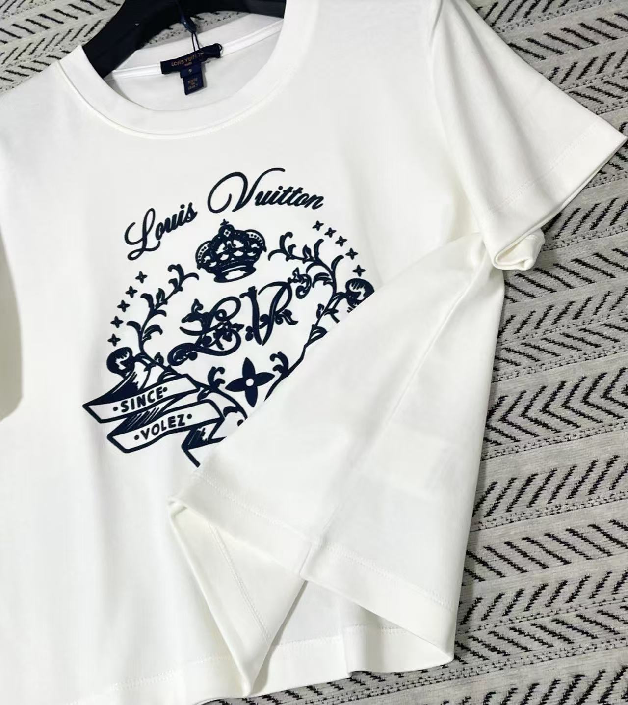 LVフロッキープリント・ロゴ入りショート丈Tシャツ【50％割引+送料無料】