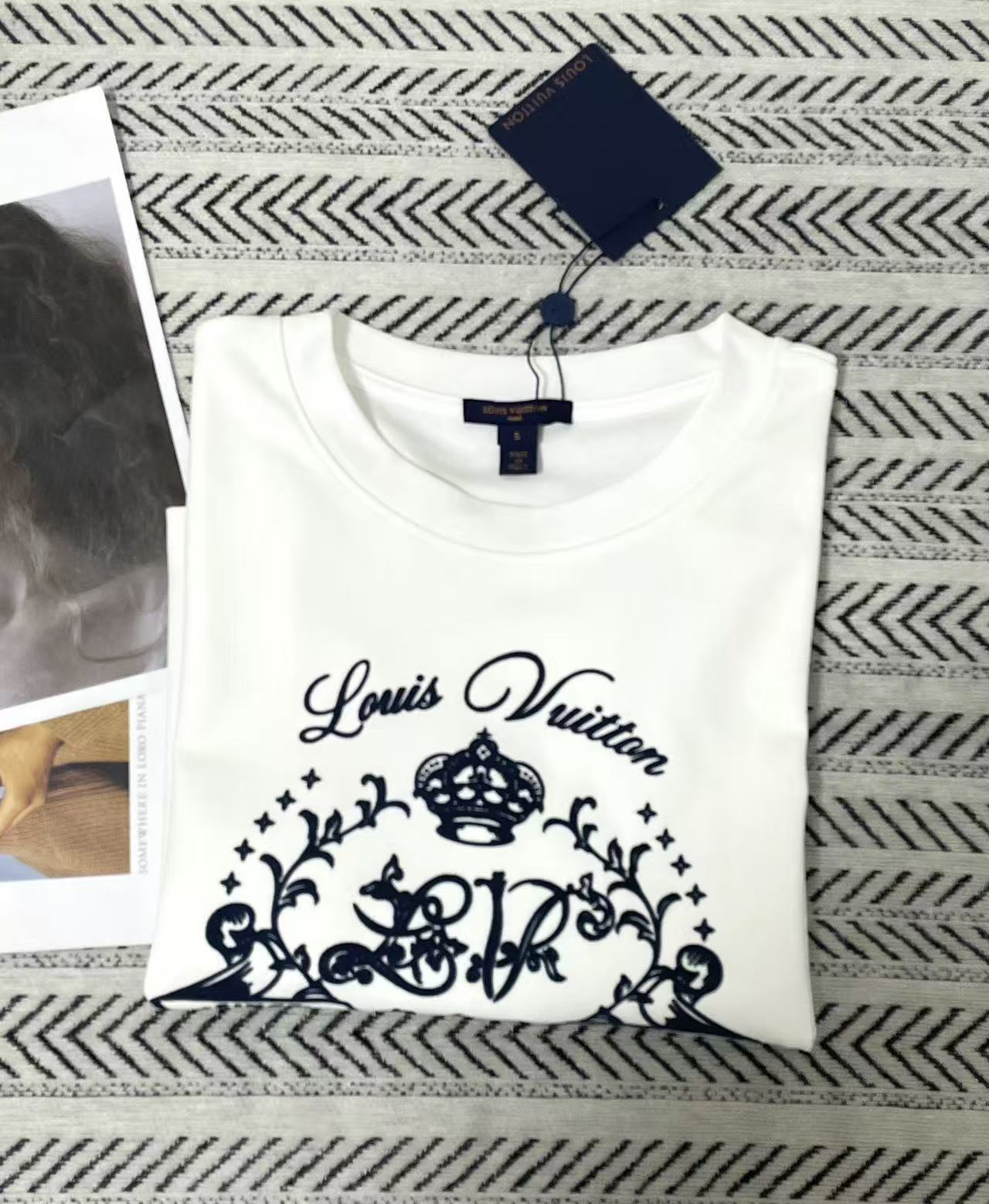 LVフロッキープリント・ロゴ入りショート丈Tシャツ【50％割引+送料無料】