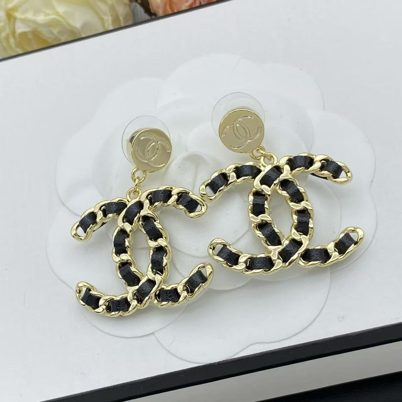 CHANE1 ダブルC レザー スタッドピアス【50％割引+送料無料】