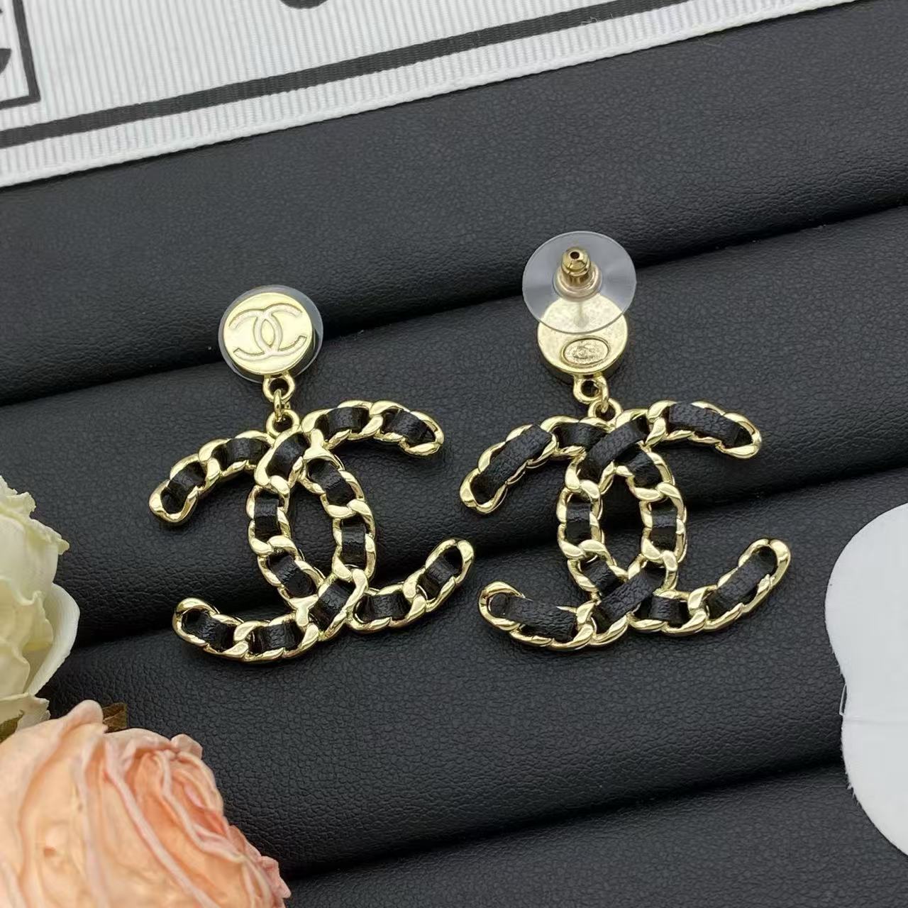 CHANE1 ダブルC レザー スタッドピアス【50％割引+送料無料】