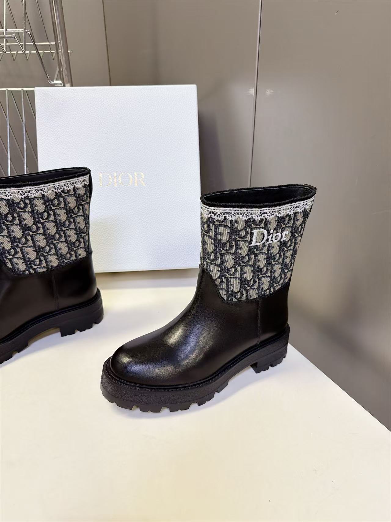 DIOR 高品質レーストリム・カーフレザーショートブーツ【50％割引+送料無料】