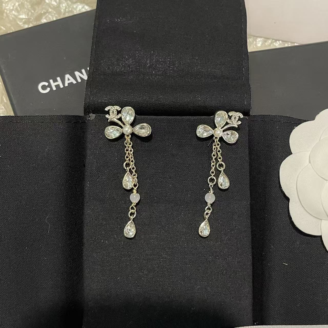 CHANE1 クローバー ラインストーン タッセル イヤリング【50％割引+送料無料】