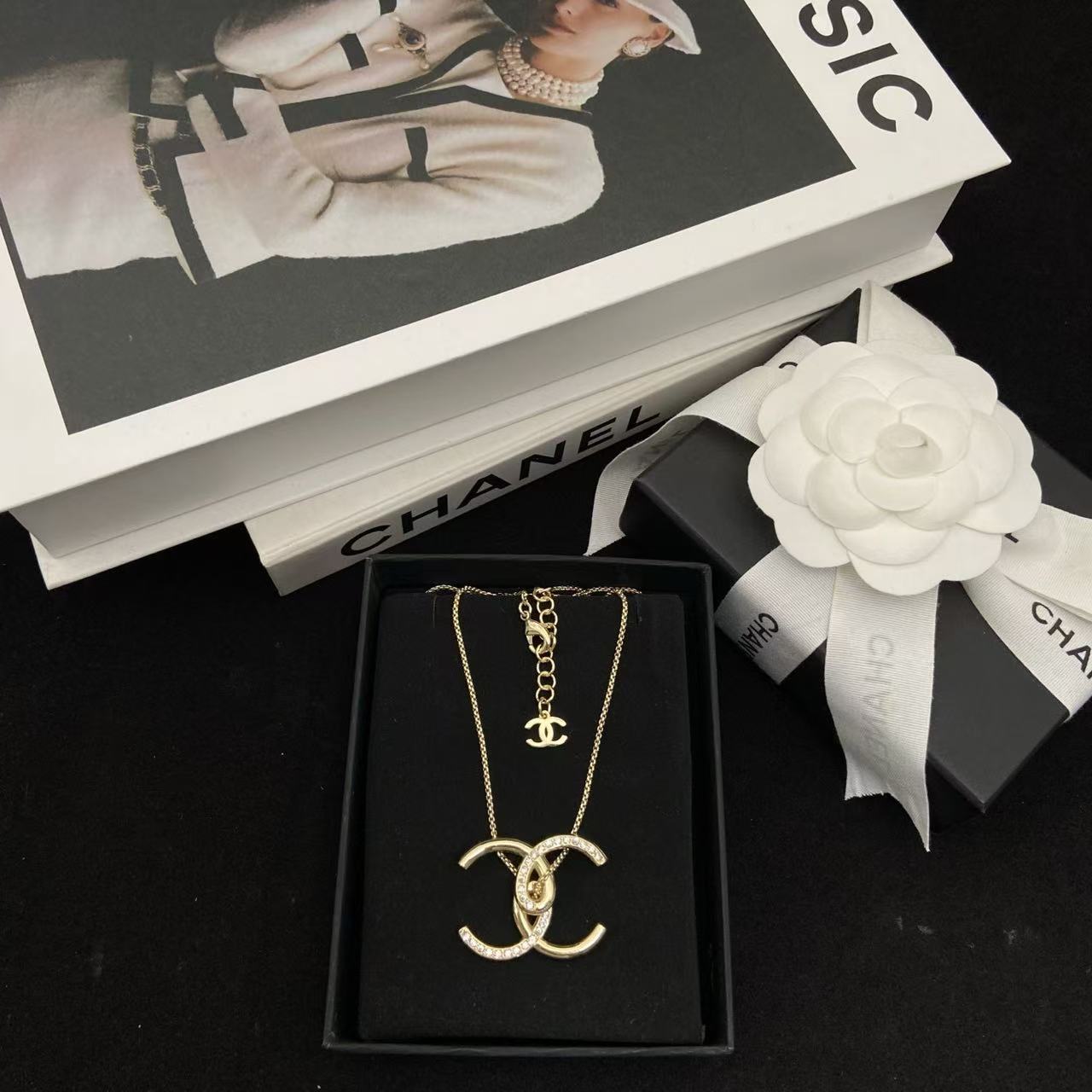 CHANE1 ハーフダイヤモンド ダブルCネックレス【50％割引+送料無料】