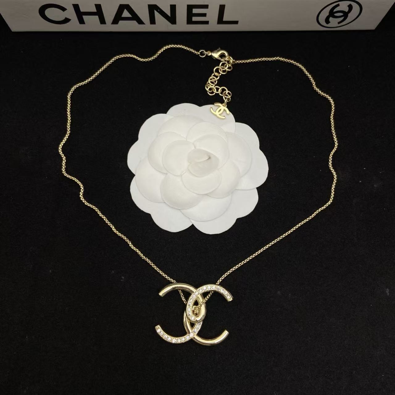 CHANE1 ハーフダイヤモンド ダブルCネックレス【50％割引+送料無料】