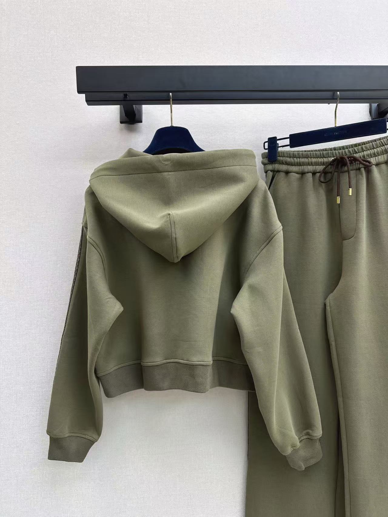 LV フード付きスウェット＆ロングパンツ セットアップ【50％割引+送料無料】