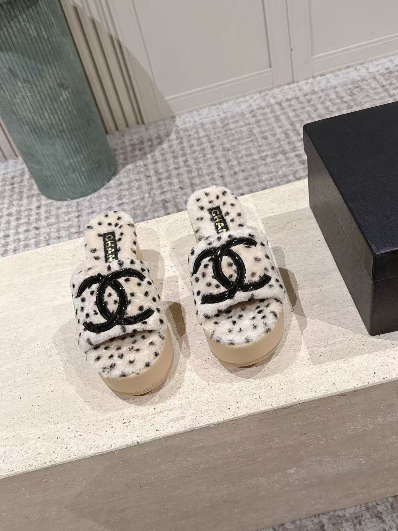 CHANEL ハイクオリティ・ダブルC ドット柄ウール厚底スリッパ【50％割引+送料無料】