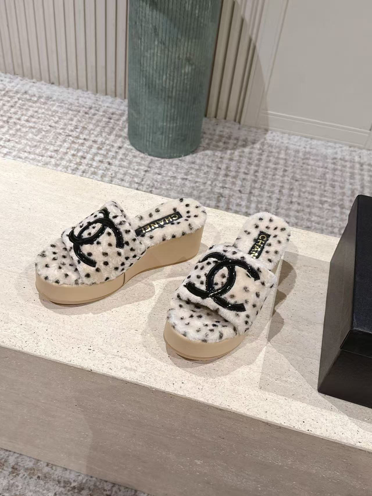 CHANEL ハイクオリティ・ダブルC ドット柄ウール厚底スリッパ【50％割引+送料無料】