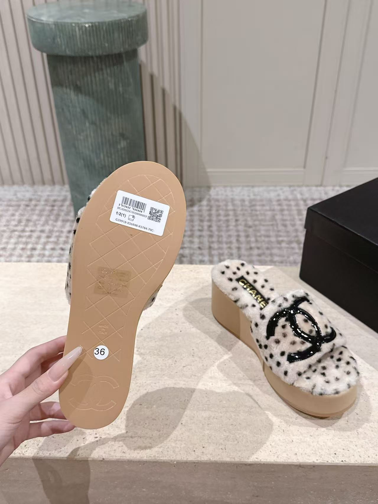 CHANEL ハイクオリティ・ダブルC ドット柄ウール厚底スリッパ【50％割引+送料無料】