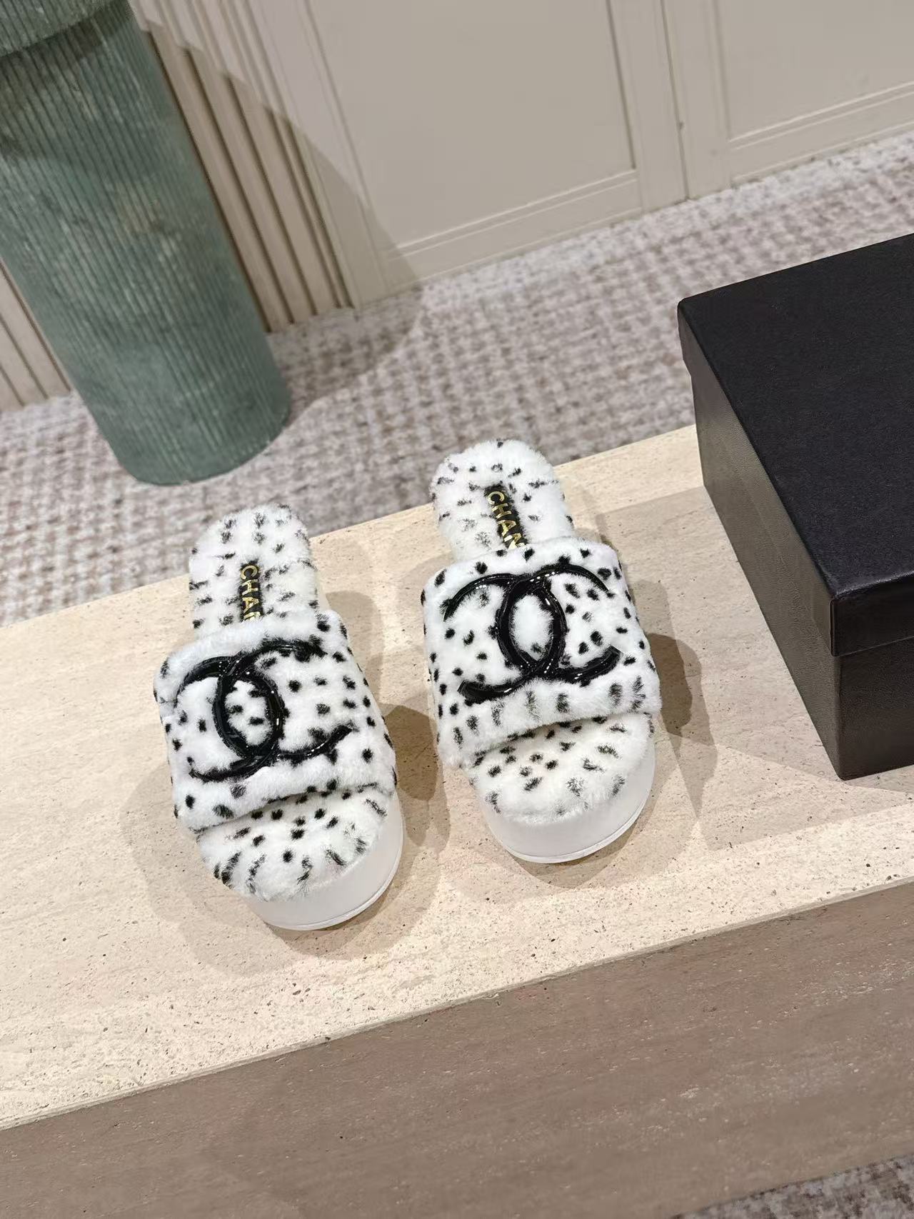 CHANEL ハイクオリティ・ダブルC ドット柄ウール厚底スリッパ【50％割引+送料無料】