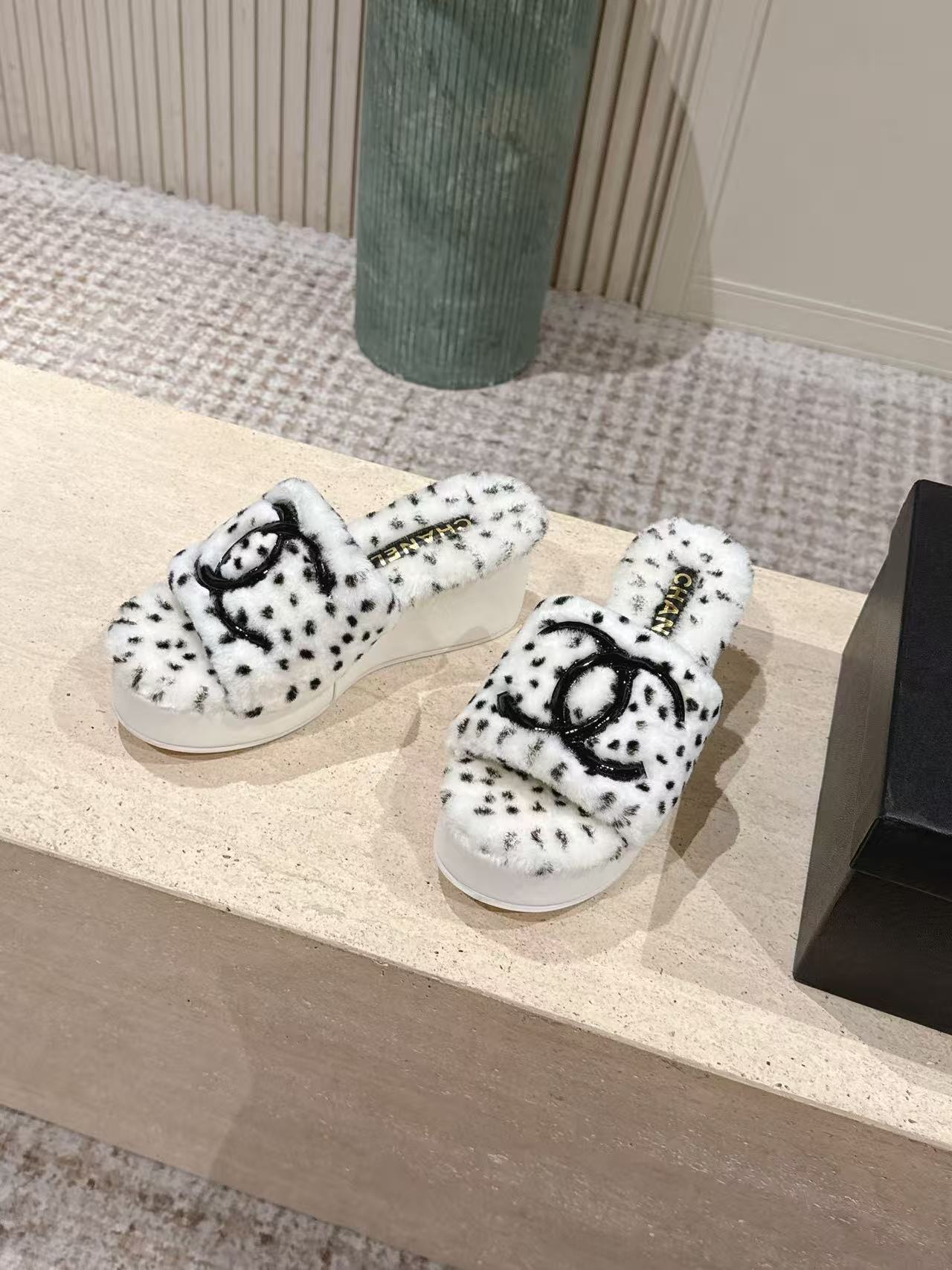 CHANEL ハイクオリティ・ダブルC ドット柄ウール厚底スリッパ【50％割引+送料無料】