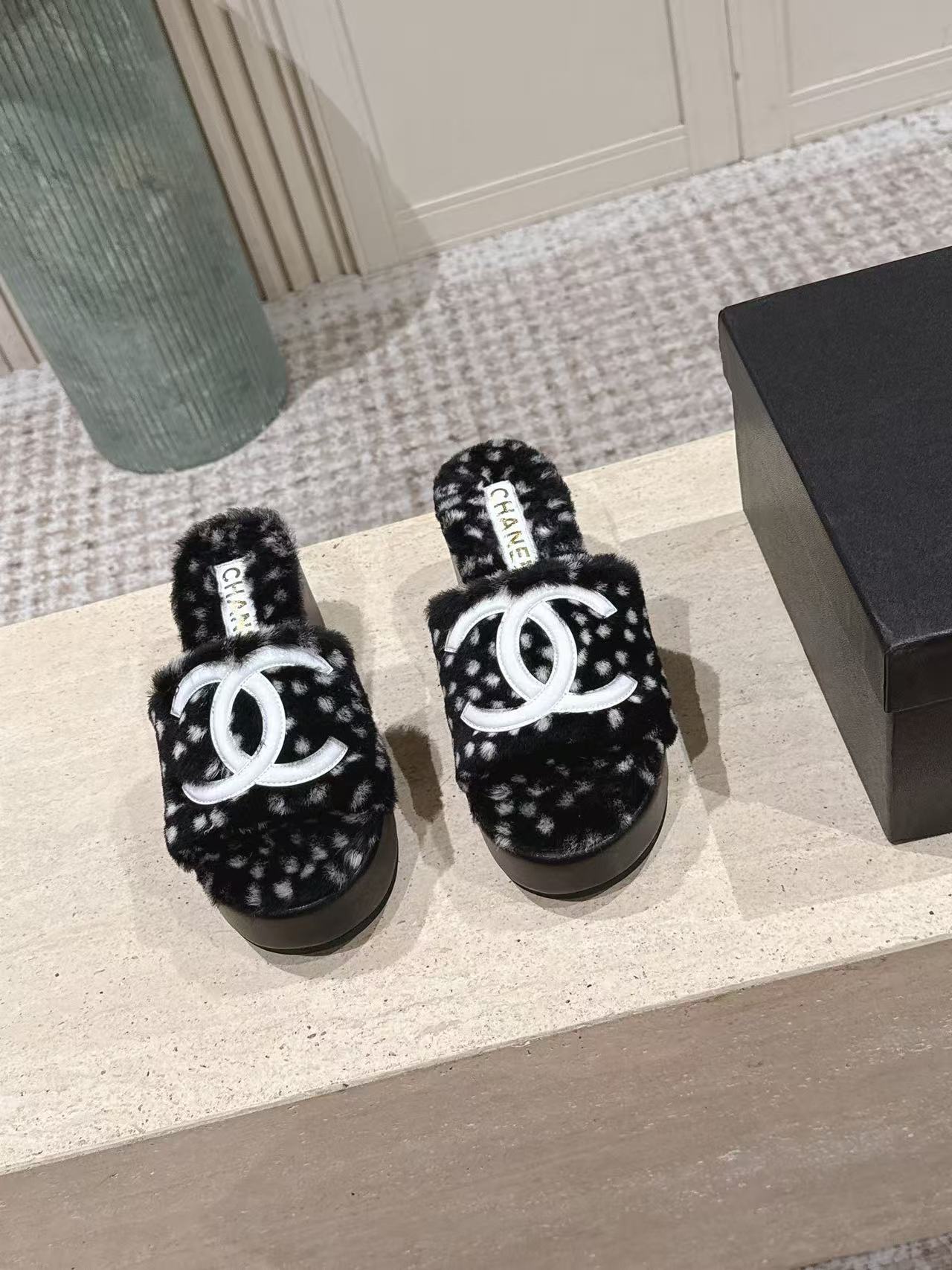 CHANEL ハイクオリティ・ダブルC ドット柄ウール厚底スリッパ【50％割引+送料無料】