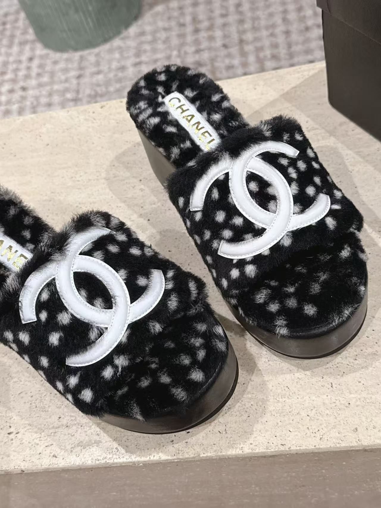 CHANEL ハイクオリティ・ダブルC ドット柄ウール厚底スリッパ【50％割引+送料無料】