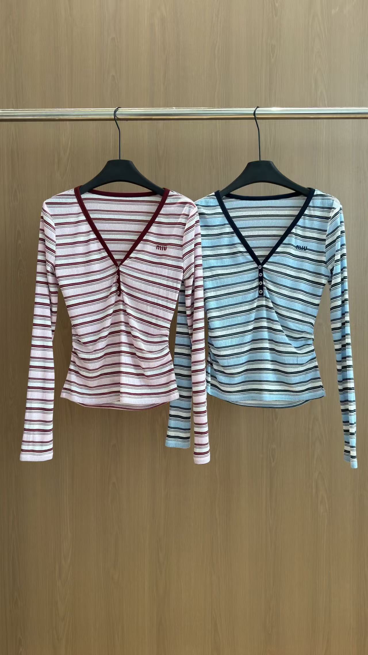 M1UM1U ストライプレター長袖Tシャツ【50％割引+送料無料】