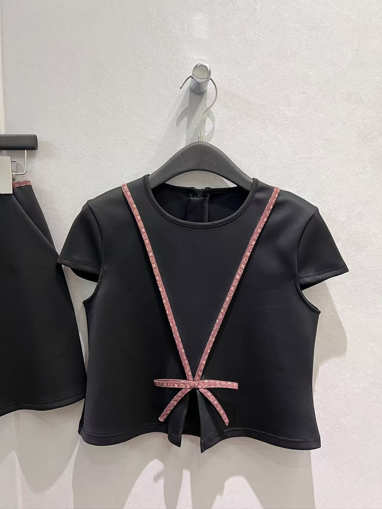 LV クロップドトップス＆スカート セットアップ【50％割引+送料無料】