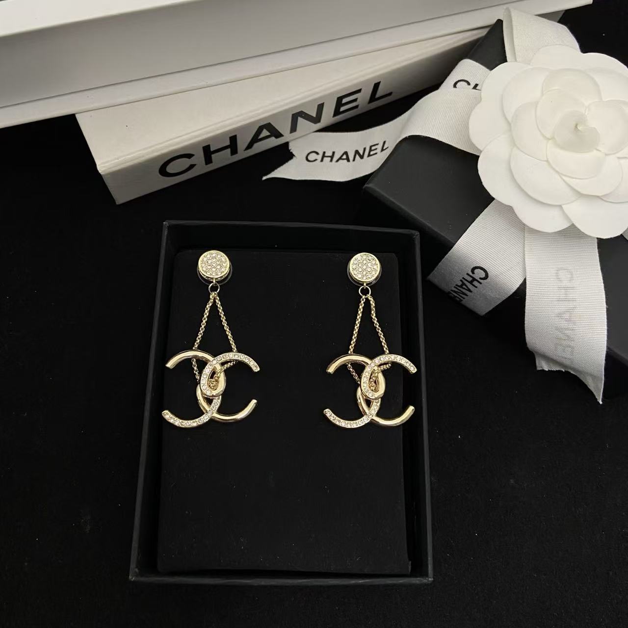 CHANE1 ハーフダイヤモンド ダブルC スタッドピアス【50％割引+送料無料】
