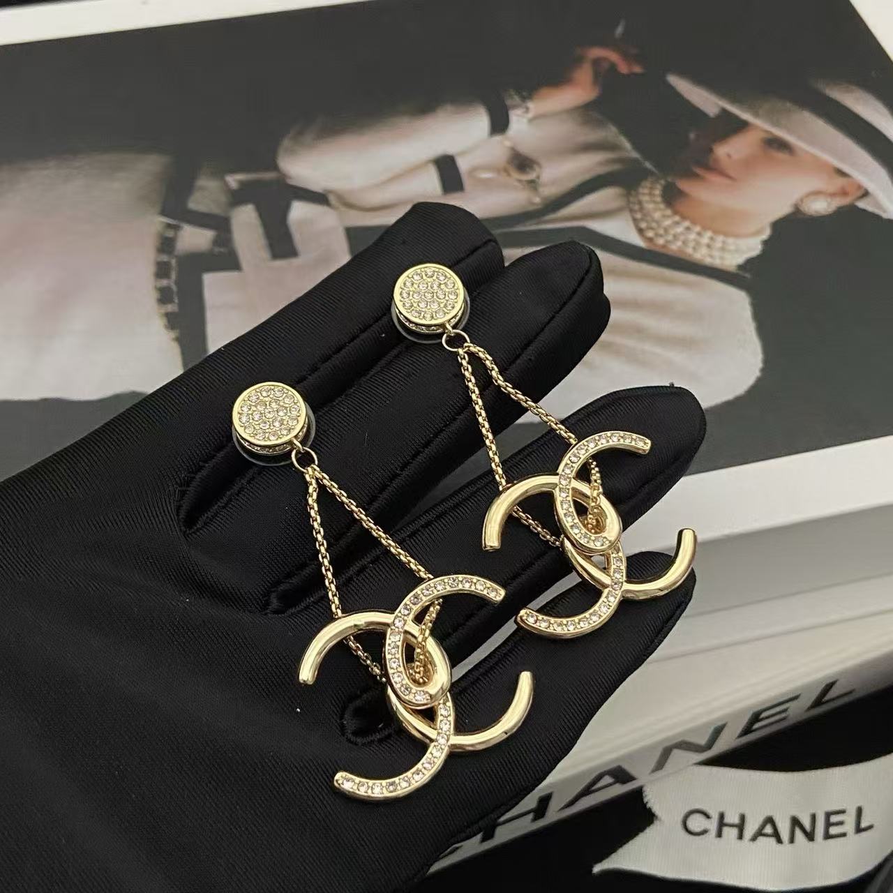 CHANE1 ハーフダイヤモンド ダブルC スタッドピアス【50％割引+送料無料】