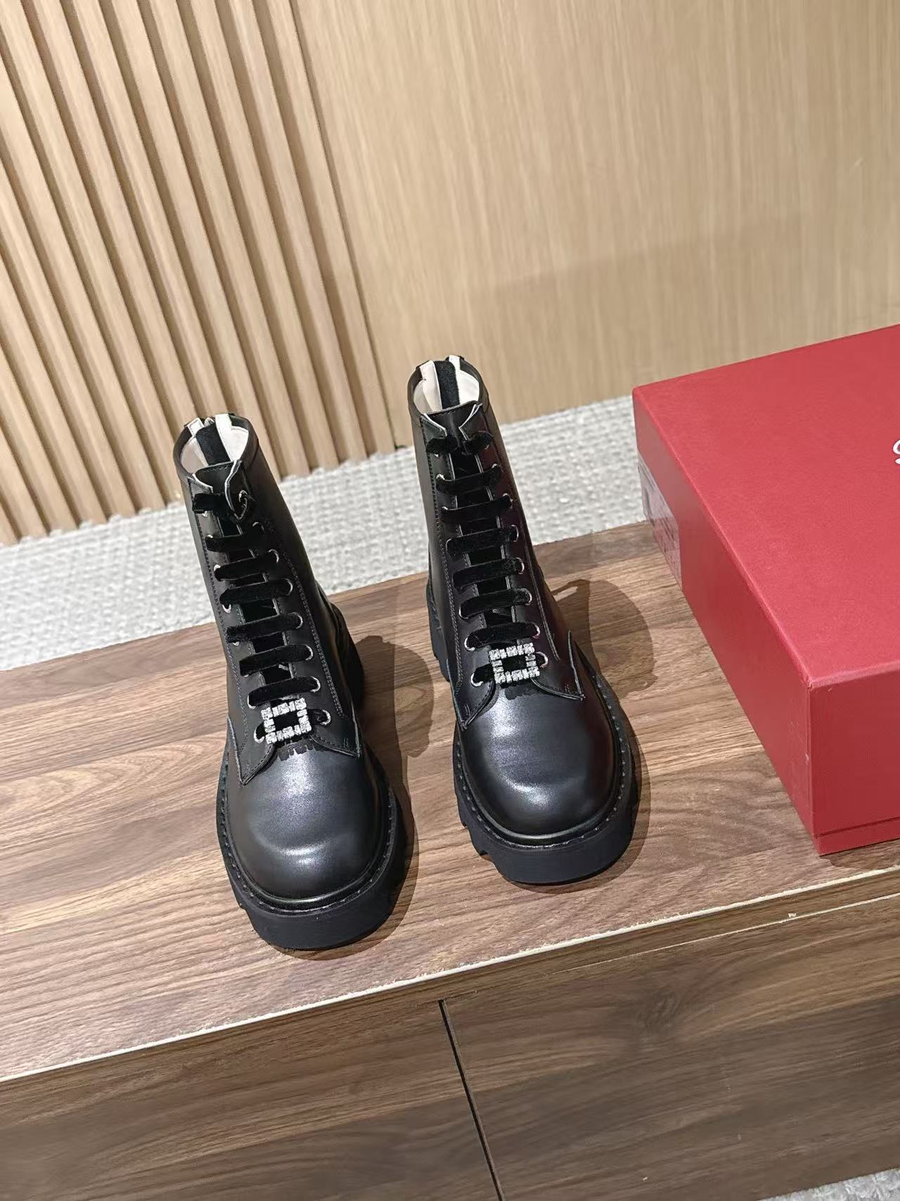 R0GER VIVIE400高品質シープスキン・レースアップショートブーツ【50％割引+送料無料】