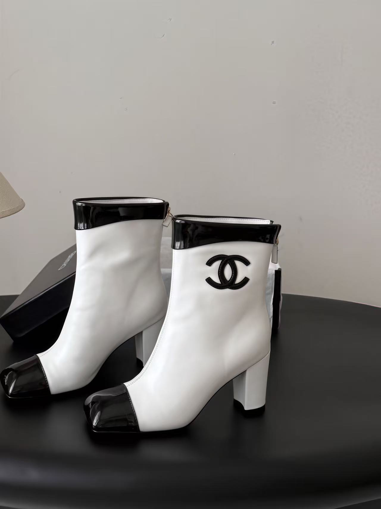 CHANEL 高品質ダブルCロゴ入り牛革ハイヒールショートブーツ【50％割引+送料無料】