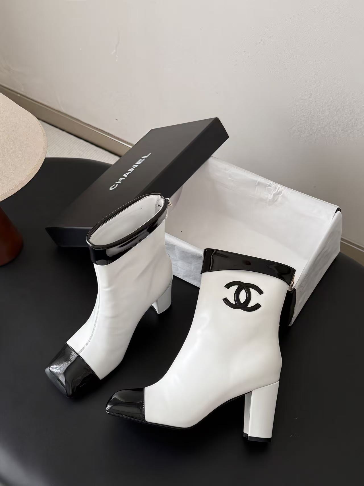 CHANEL 高品質ダブルCロゴ入り牛革ハイヒールショートブーツ【50％割引+送料無料】