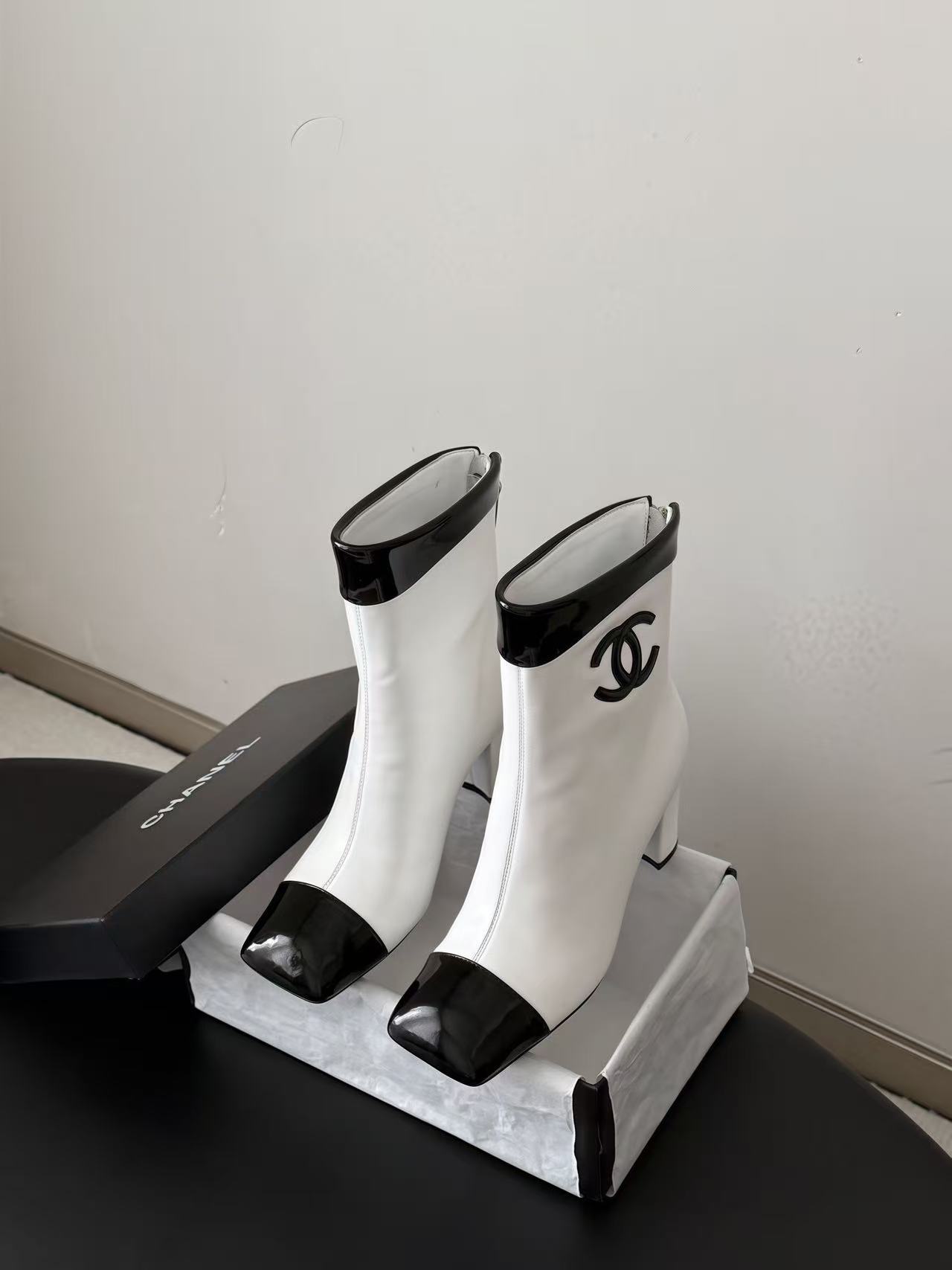 CHANEL 高品質ダブルCロゴ入り牛革ハイヒールショートブーツ【50％割引+送料無料】