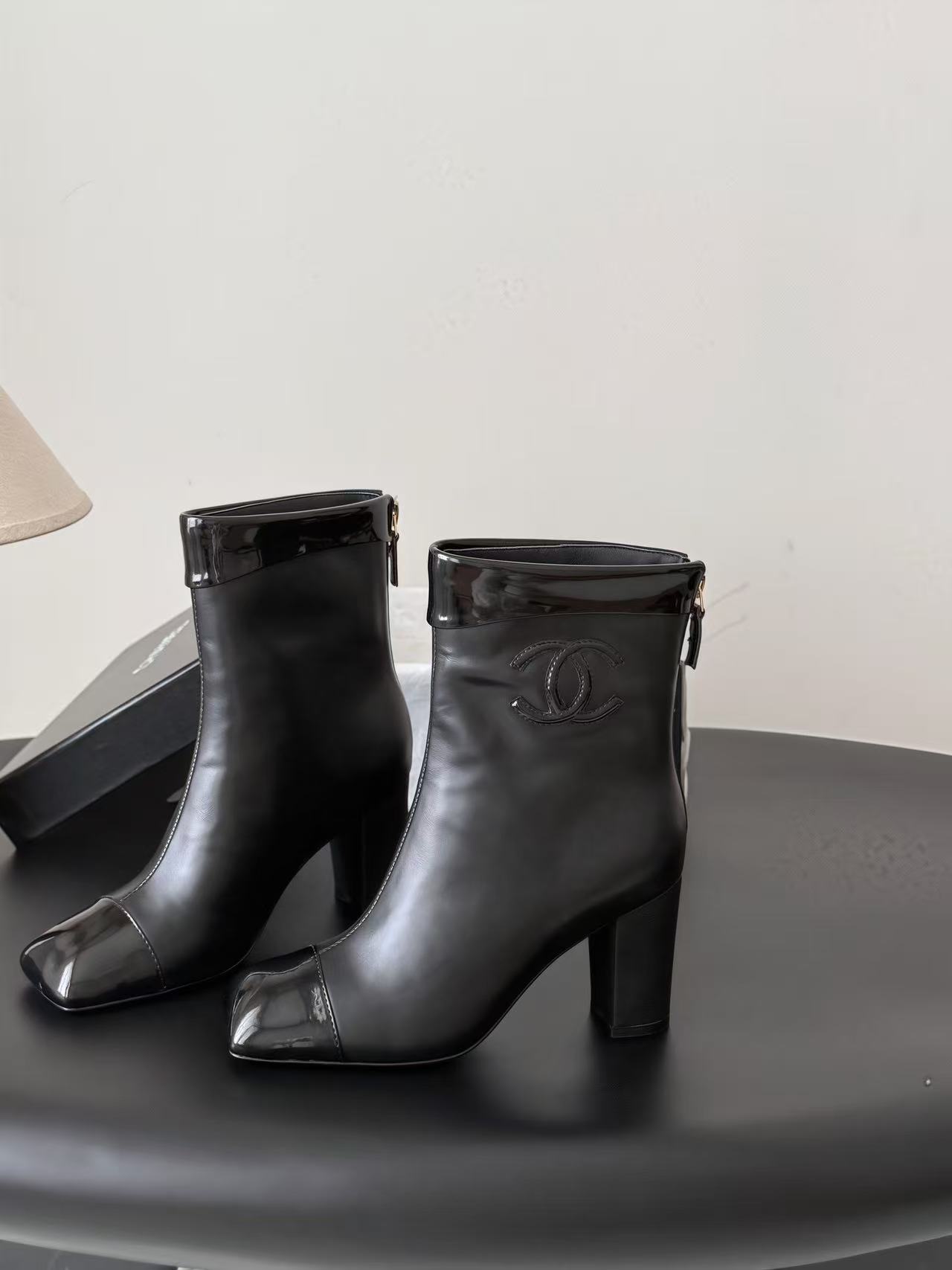 CHANEL 高品質ダブルCロゴ入り牛革ハイヒールショートブーツ【50％割引+送料無料】