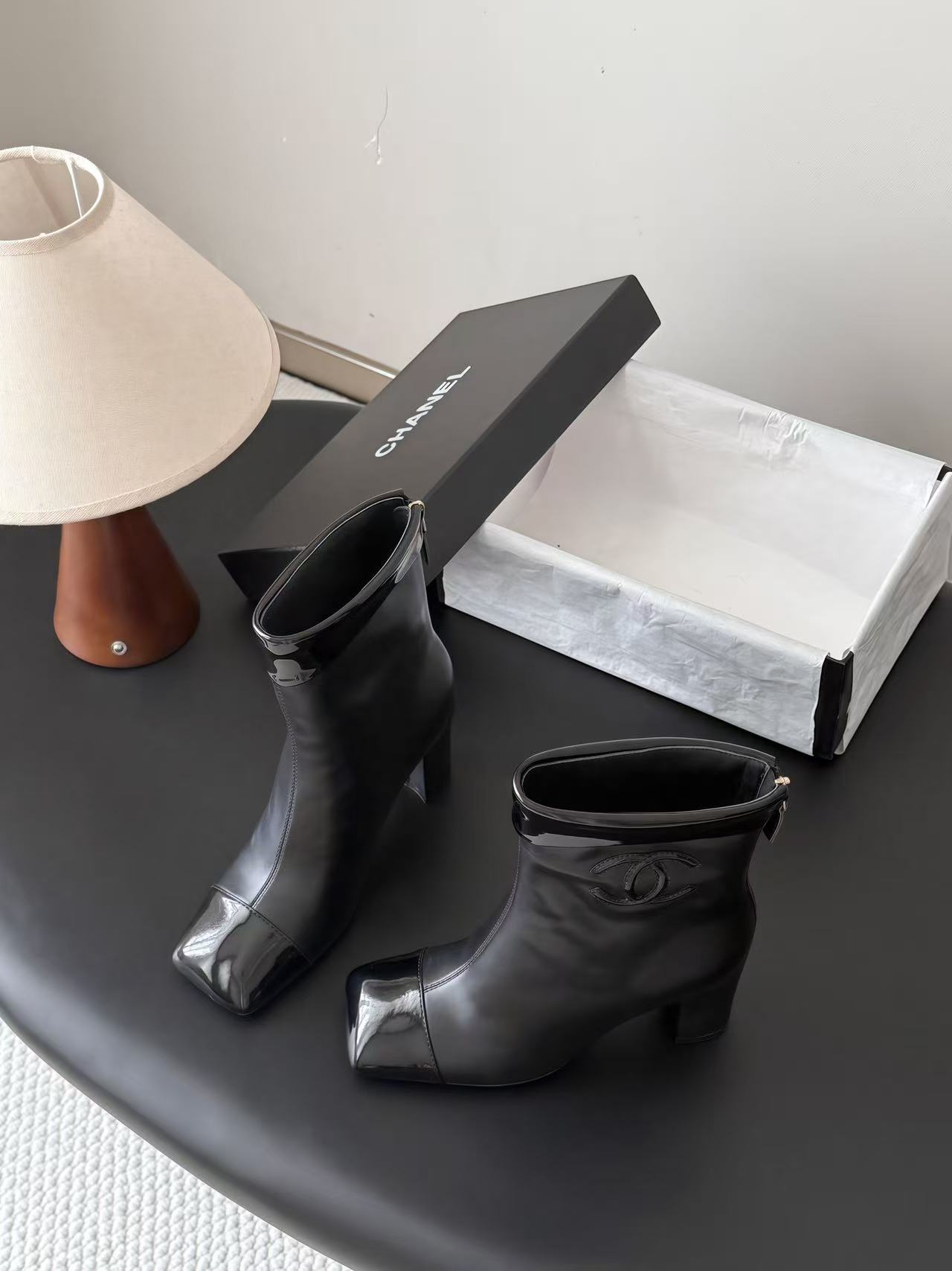CHANEL 高品質ダブルCロゴ入り牛革ハイヒールショートブーツ【50％割引+送料無料】