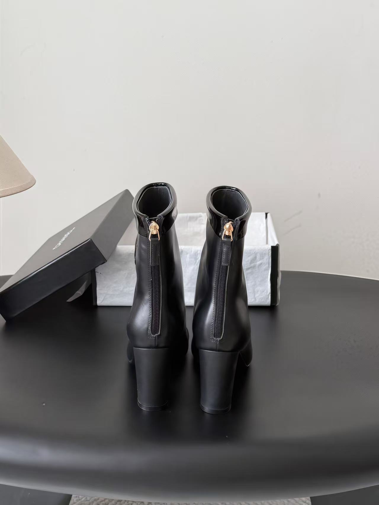 CHANEL 高品質ダブルCロゴ入り牛革ハイヒールショートブーツ【50％割引+送料無料】