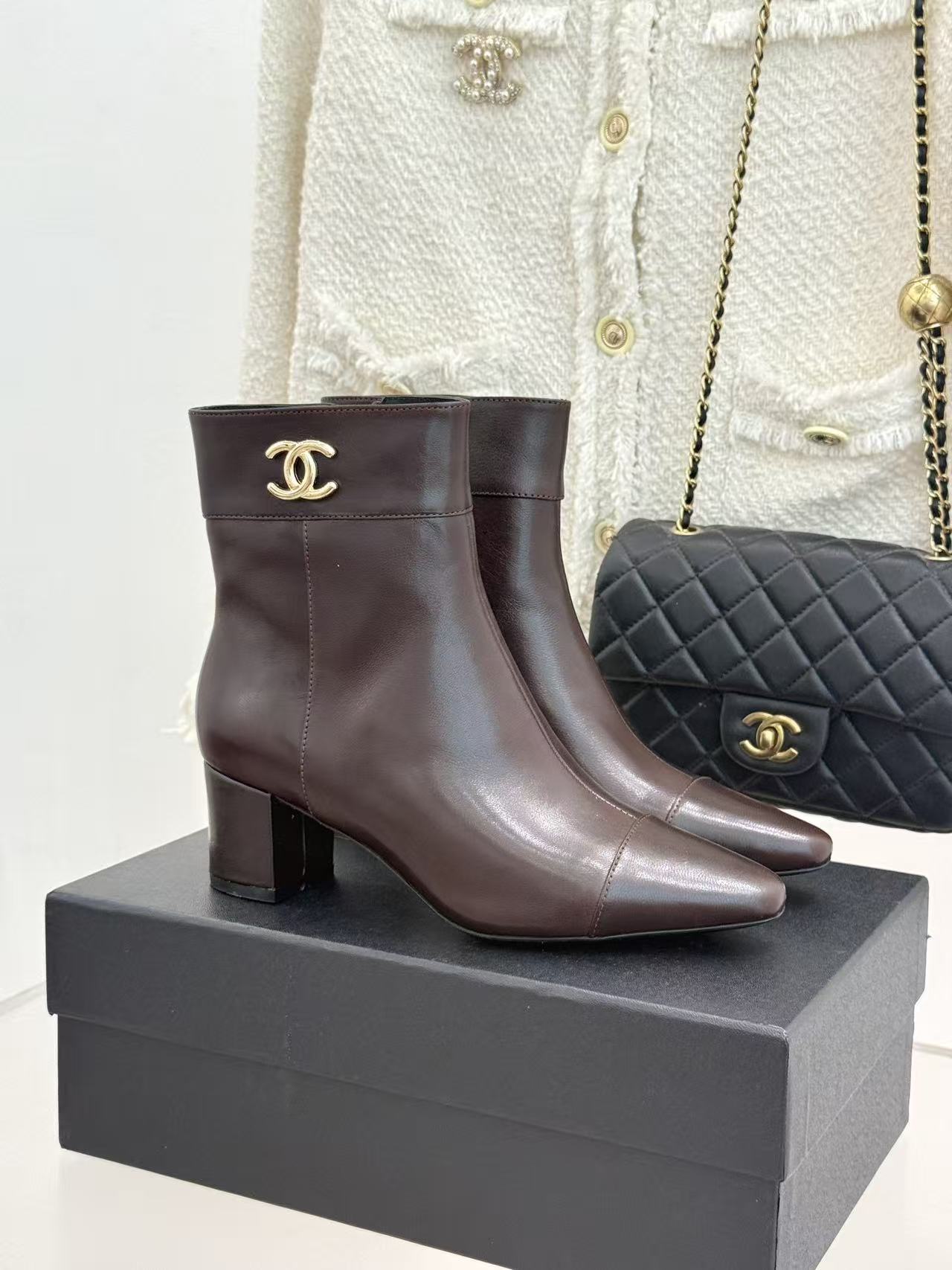 CHANE1 高品質ダブルC ポインテッドトゥ ハイヒールショートブーツ【50％割引+送料無料】