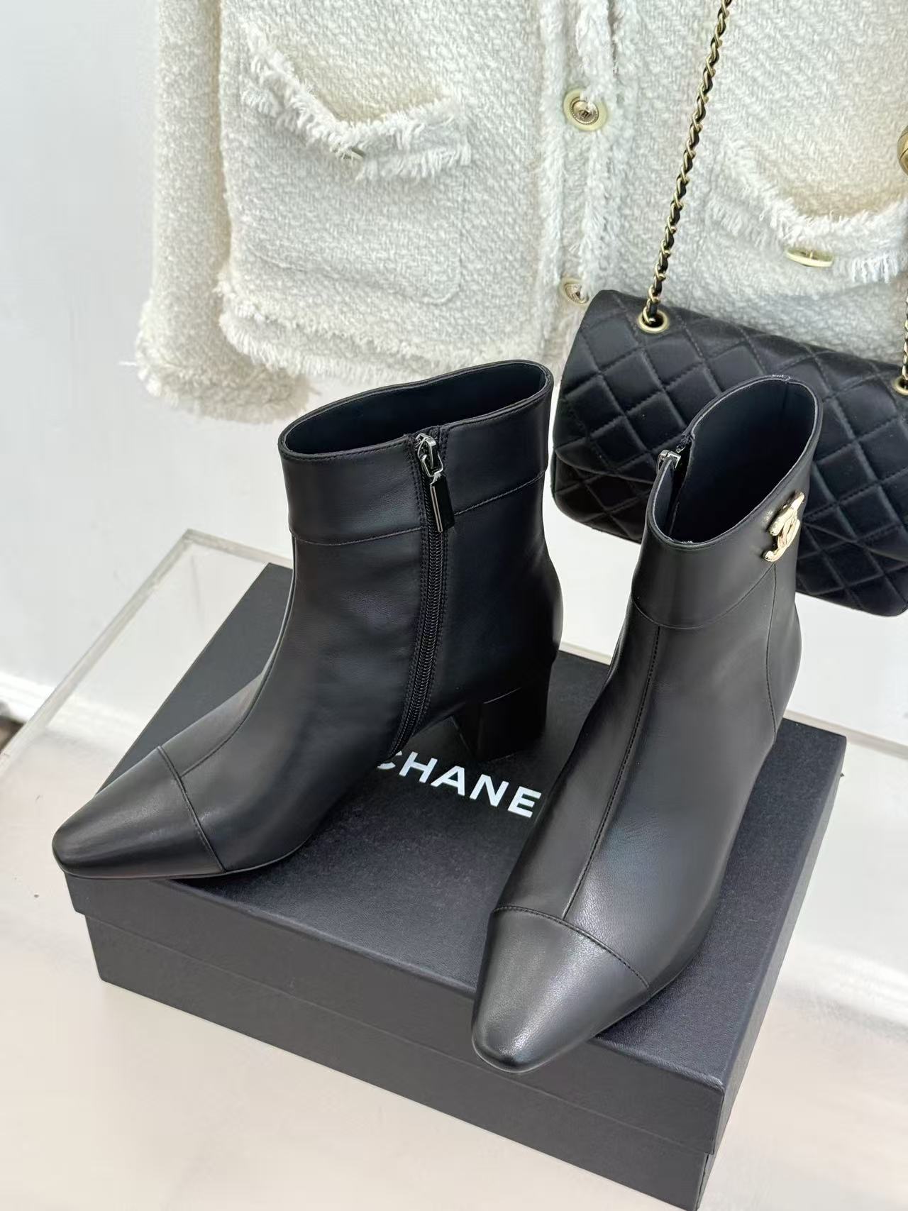 CHANE1 高品質ダブルC ポインテッドトゥ ハイヒールショートブーツ【50％割引+送料無料】