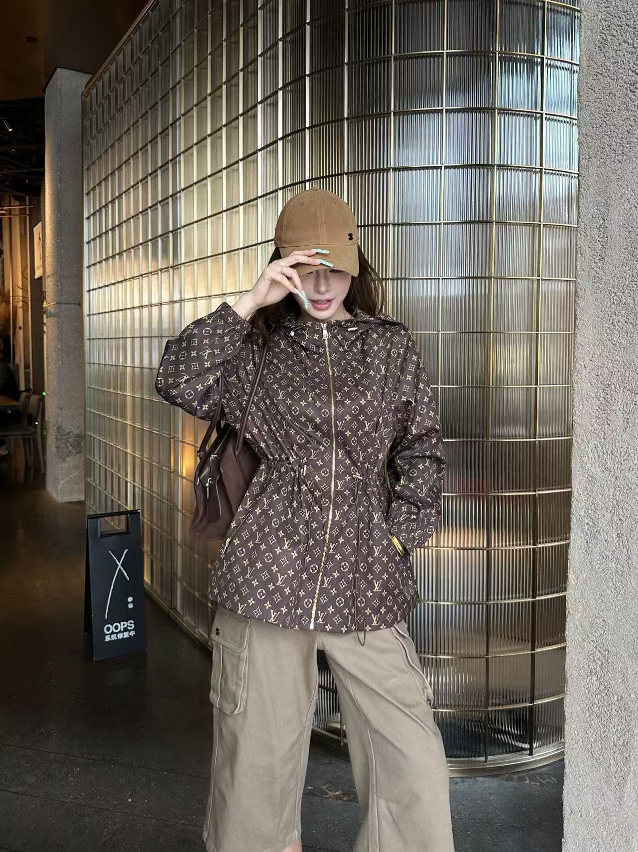 LV ハイクオリティ・プリント・フード付きジャケット【50％割引+送料無料】