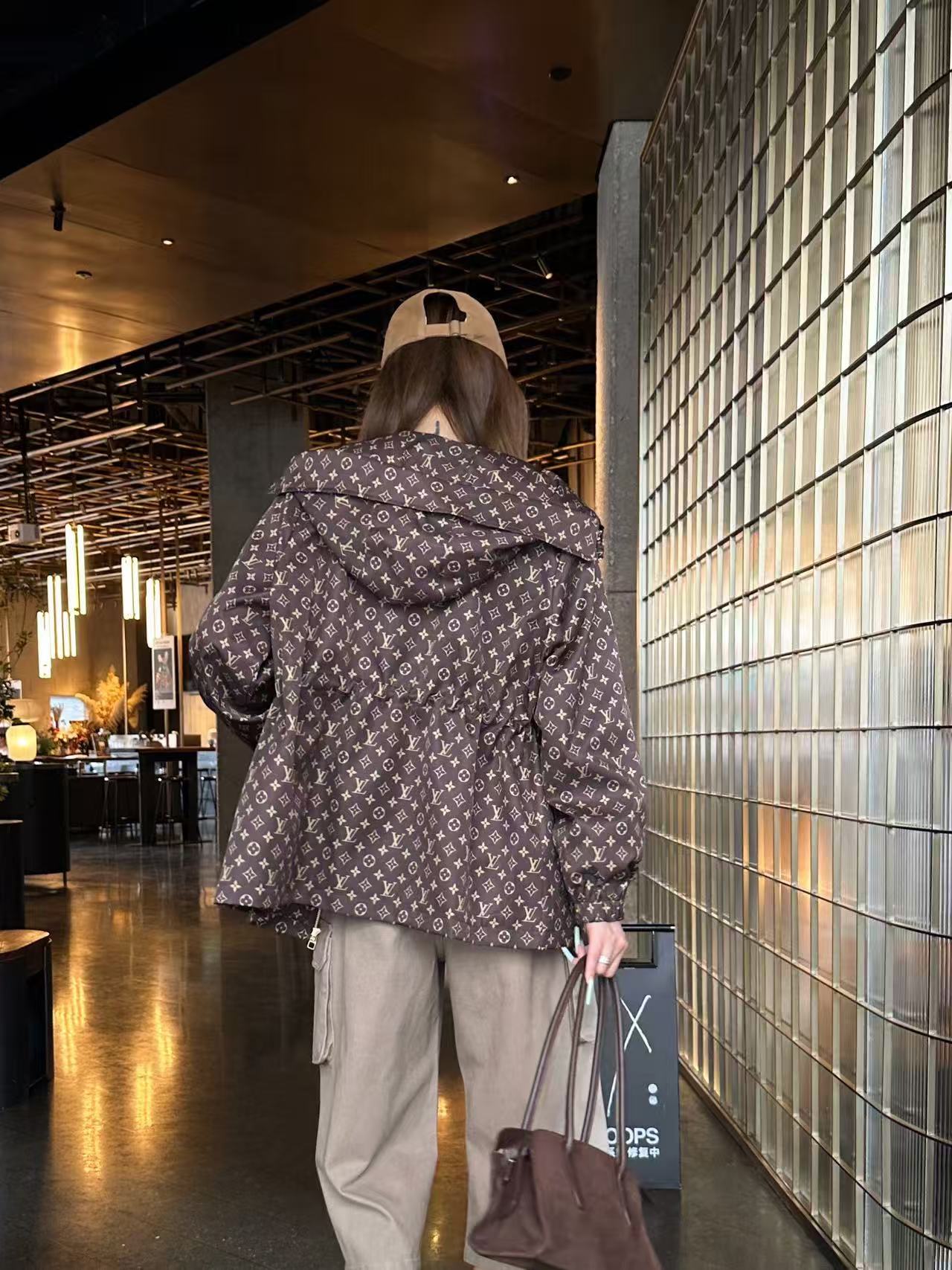 LV ハイクオリティ・プリント・フード付きジャケット【50％割引+送料無料】