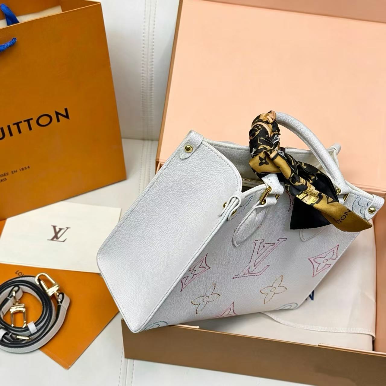 LV onthegoトートバッグ【50％割引+送料無料】