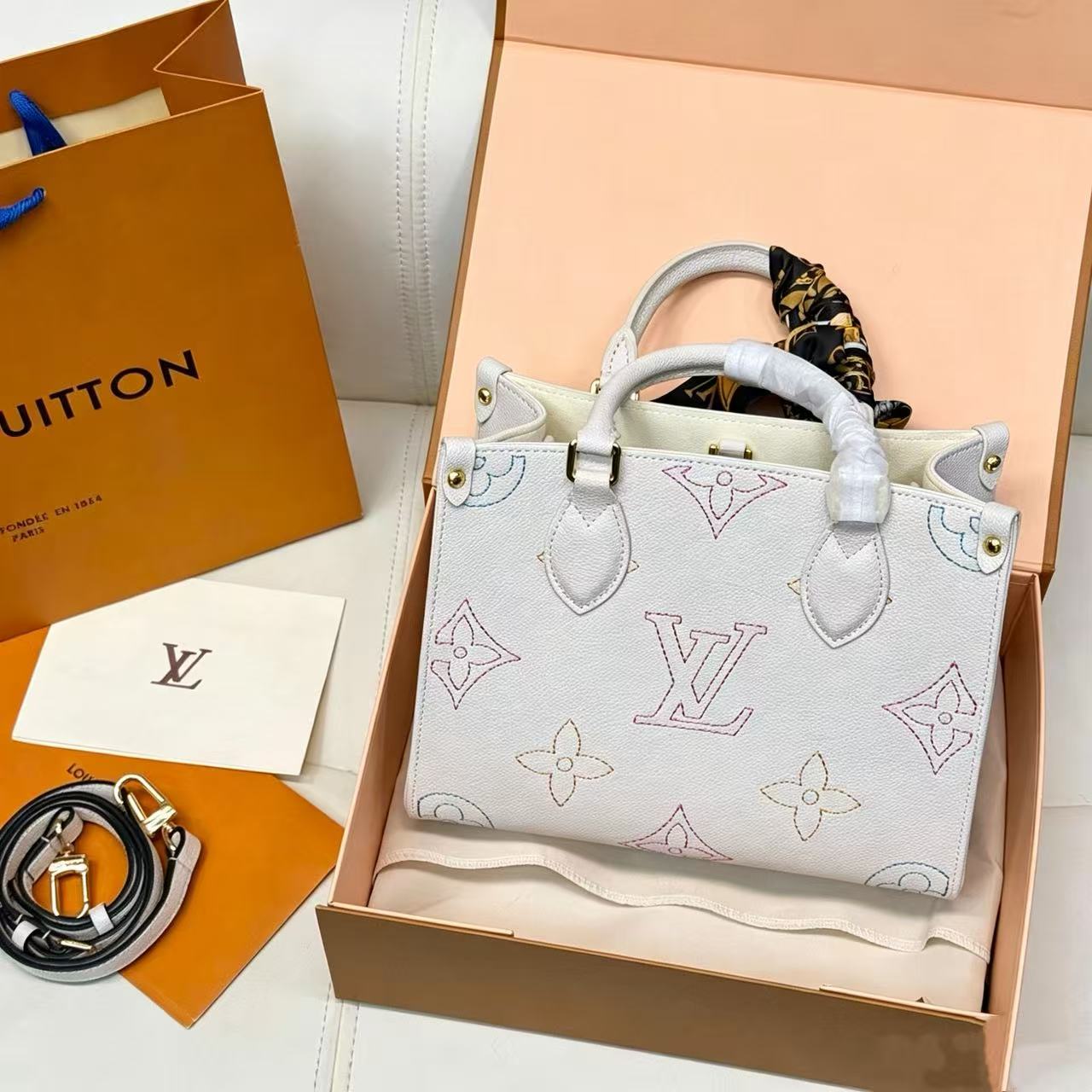LV onthegoトートバッグ【50％割引+送料無料】