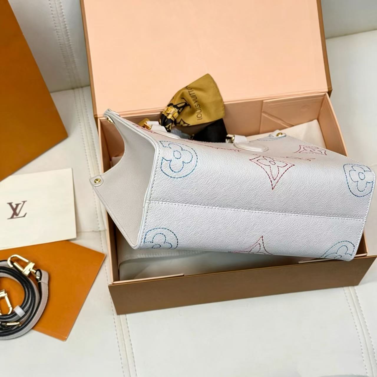 LV onthegoトートバッグ【50％割引+送料無料】